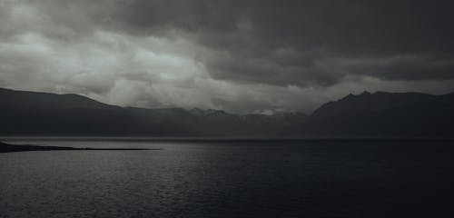 Gratis stockfoto met bergen, eenkleurig, gebied met water