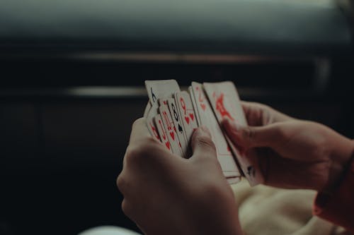Gratis lagerfoto af gambling, hænder, holde