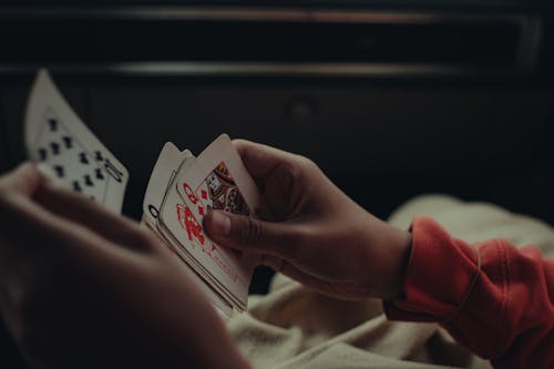 Základová fotografie zdarma na téma držení, hazard, hrací karty