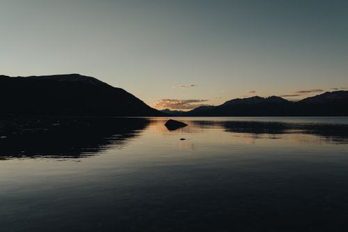 Serene Mountain Lake at Sunset Reflection · Free Stock Photo