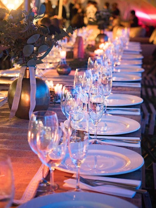 テーブルの上のプレートとワイングラス