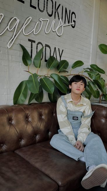 desenli gömleğin üstüne kot tulum, deri koltuğa gömülmüş haldeyim
#günlükkombin #lightblue #overalls #shirt