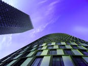 未来主义摩天大楼与充满活力的蓝天构成戏剧性视角