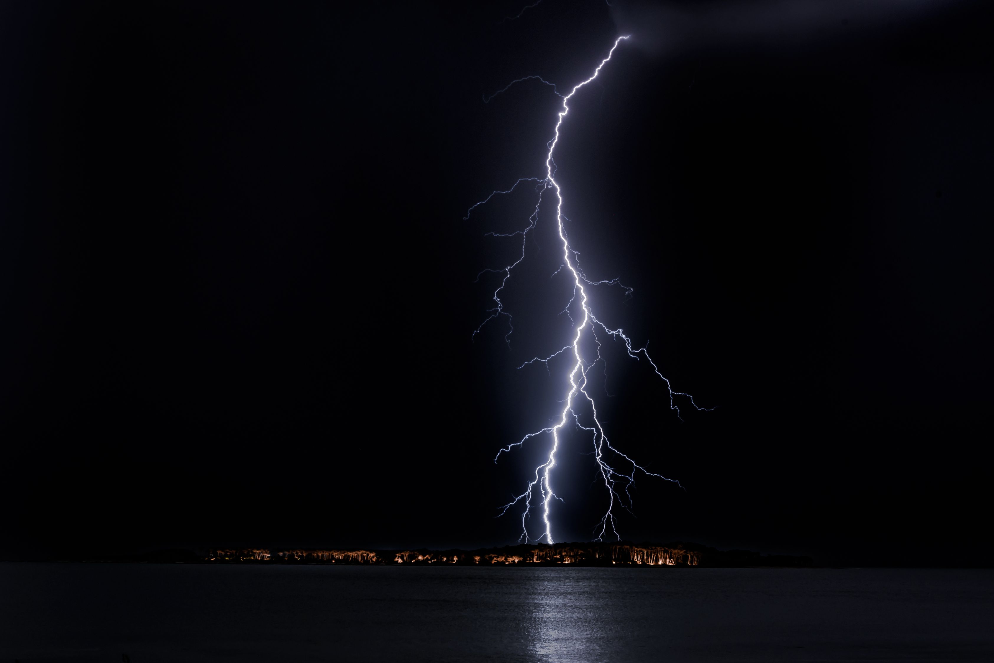 Coup De Foudre Sur La Ville Photo Gratuite coup-de-foudre-sur-la-ville-photo-gratuite