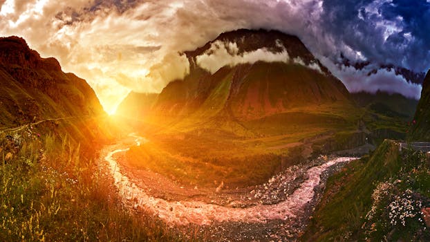 山间河流上，日落令人惊叹，云层壮观，景象充满活力