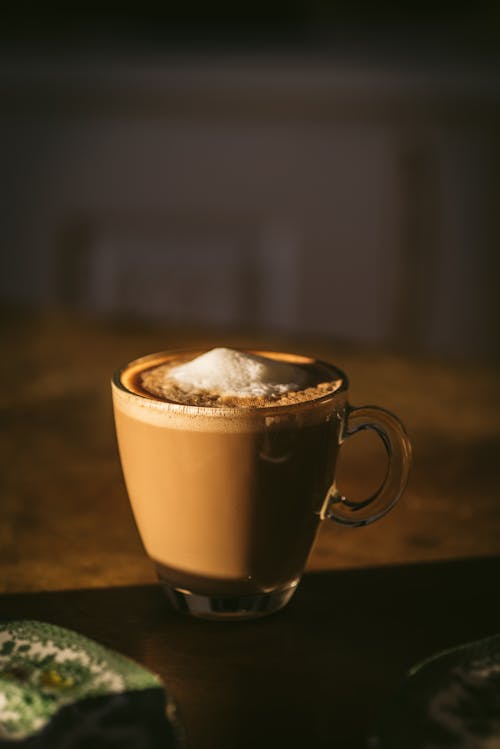 Ingyenes stockfotó cappuccino, csésze kávé, fafelület témában