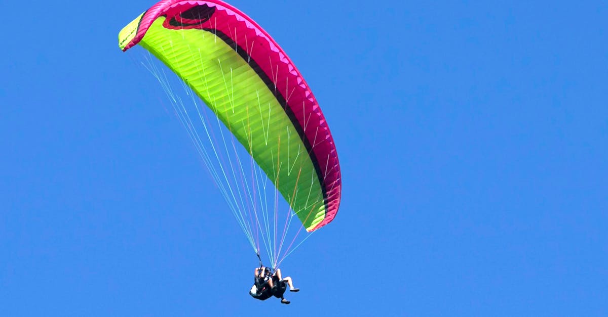Parapente ou parachutisme : lequel choisir ?