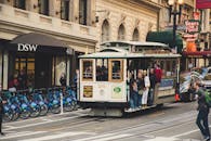 鲍威尔街上，一辆经典的旧金山有轨电车被挤满了人