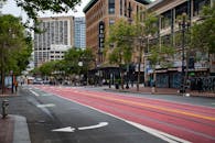 白天，市中心街道色彩丰富，建筑林立，行人稀疏