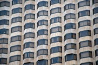 现代高层建筑的几何窗图案特写