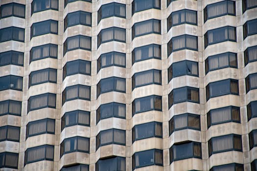 现代高层建筑的几何窗图案特写