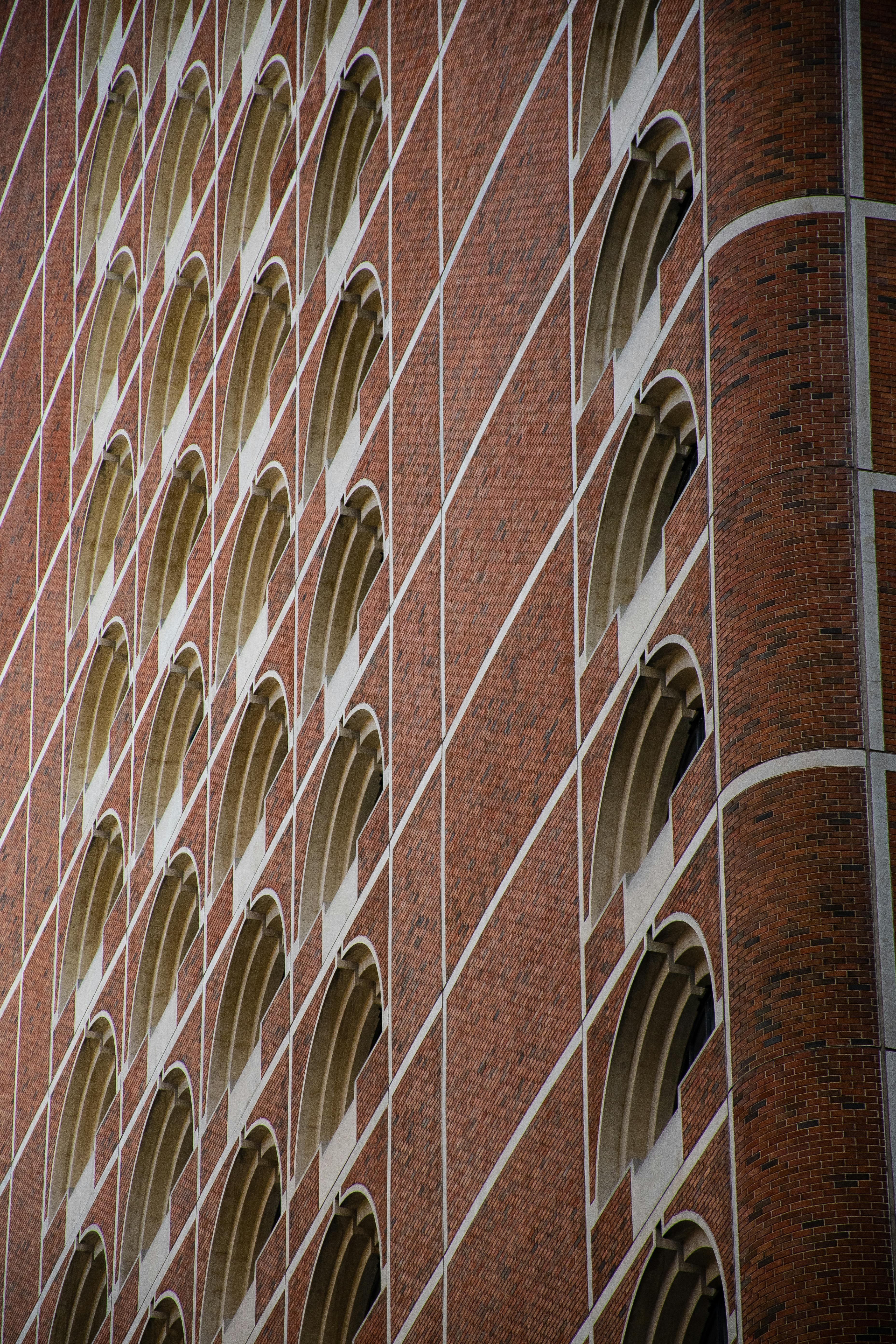 砖砌立面的特写，展示了带有重复拱门图案的建筑设计