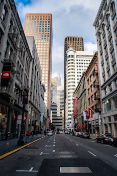 城市街道两旁排列着摩天大楼，充满了活力，展现了城市生活与建筑风貌