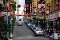 唐人街街景充满活力，红灯笼、标牌和行人穿梭其间