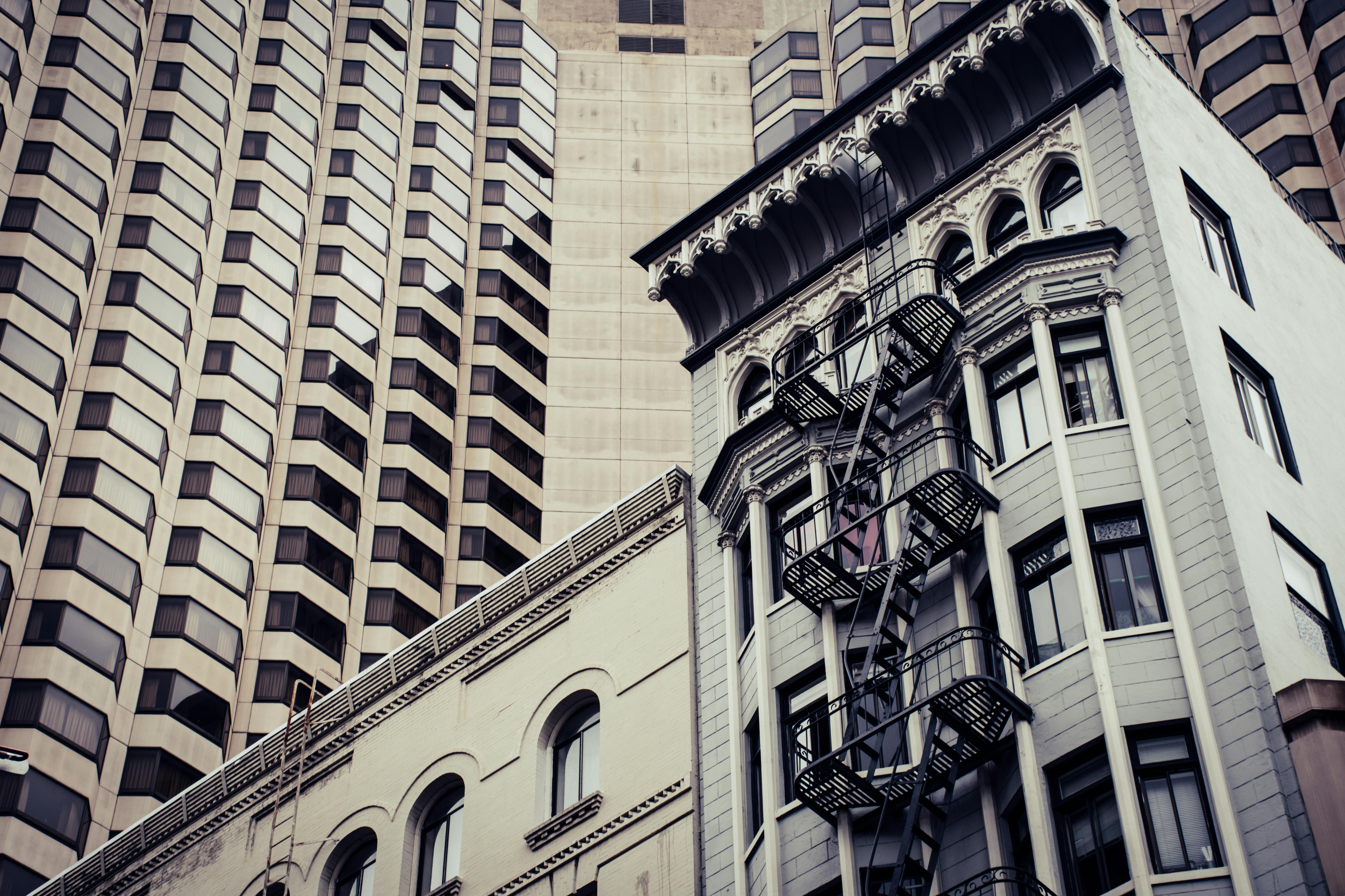 现代摩天大楼与复古建筑立面在城市环境中迷人地融合