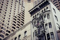 现代摩天大楼与复古建筑立面在城市环境中迷人地融合