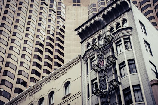 现代摩天大楼与复古建筑立面在城市环境中迷人地融合