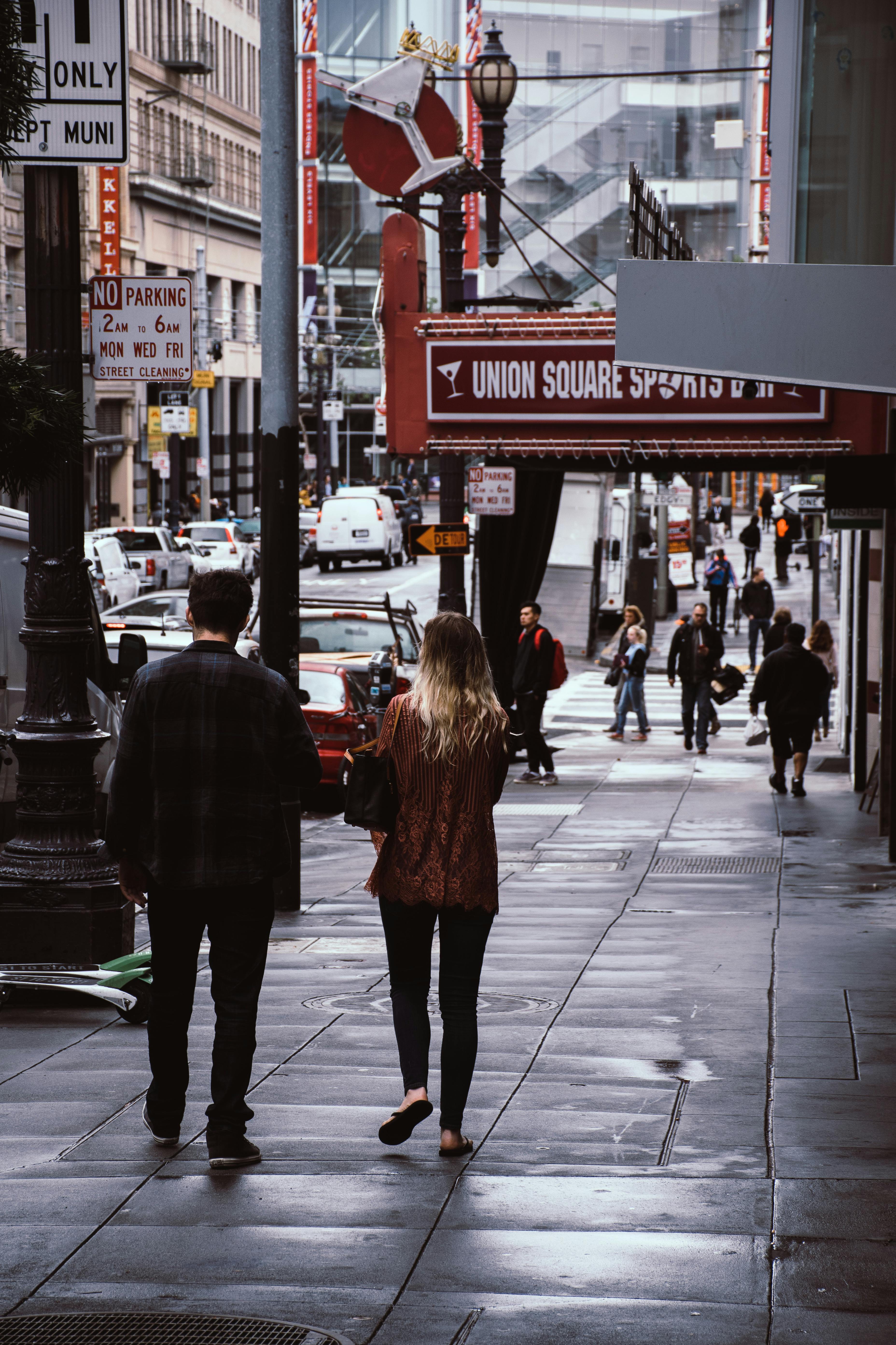 阴天，人们走在联合广场附近的城市街道上