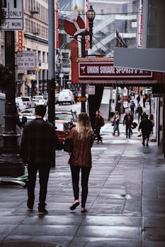 阴天，人们走在联合广场附近的城市街道上