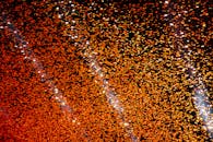 漆黑的夜空中，令人眼花缭乱的橙色五彩纸屑照亮了节日庆祝活动