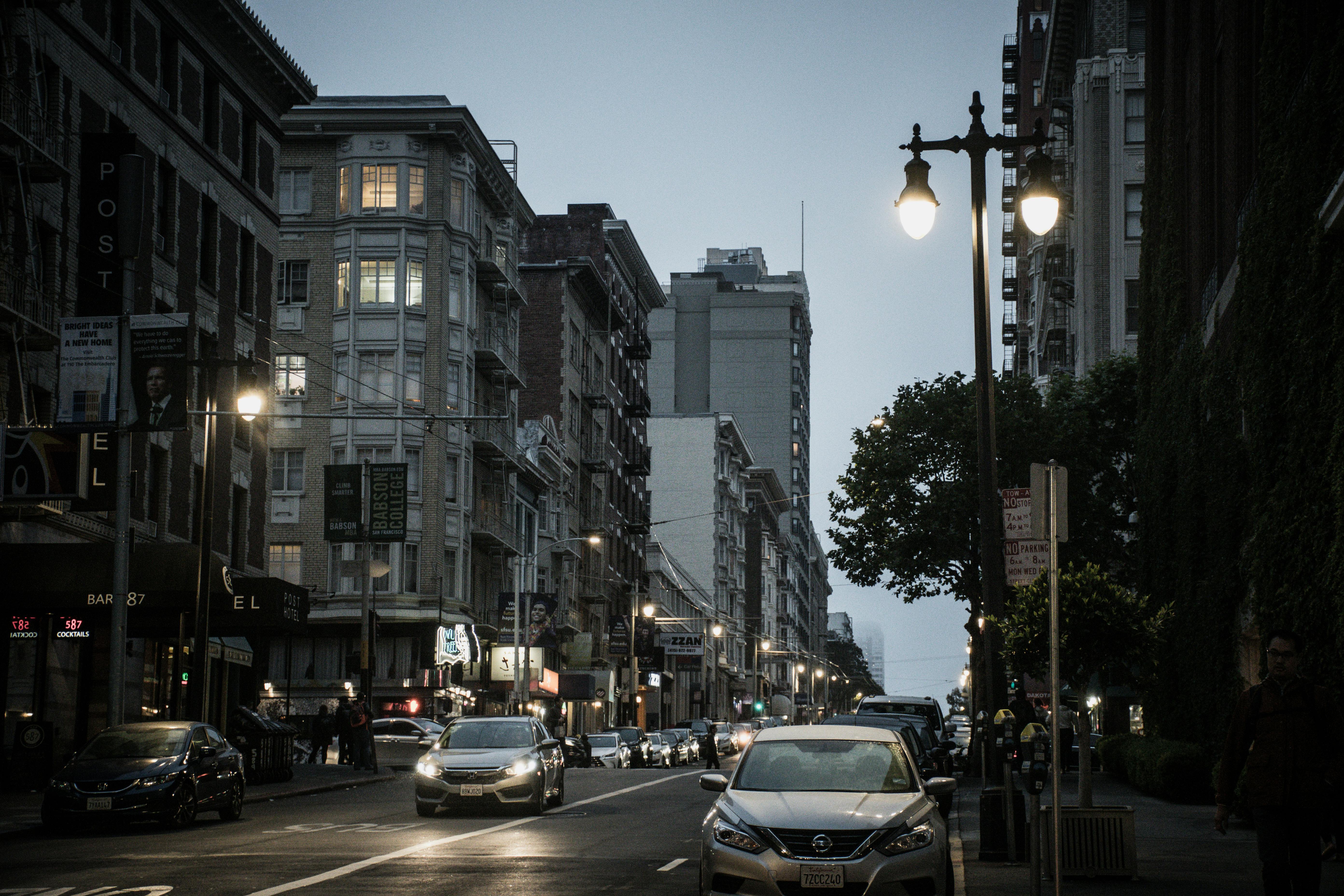 夜晚，繁忙的城市街道上挤满了汽车和建筑物