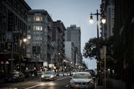 夜晚，繁忙的城市街道上挤满了汽车和建筑物