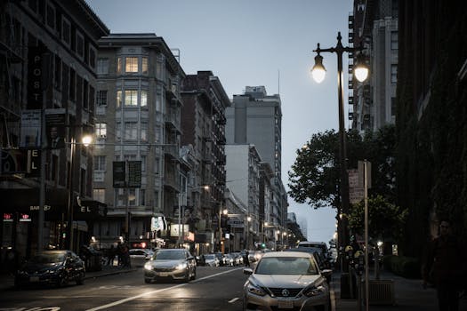 夜晚，繁忙的城市街道上挤满了汽车和建筑物