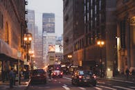 市中心街道晚上热闹非凡，交通繁忙，路灯明亮