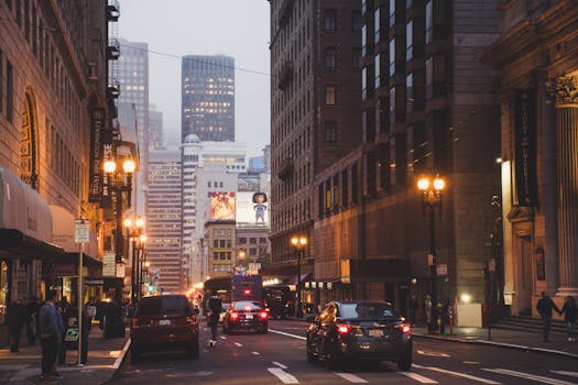 市中心街道晚上热闹非凡，交通繁忙，路灯明亮