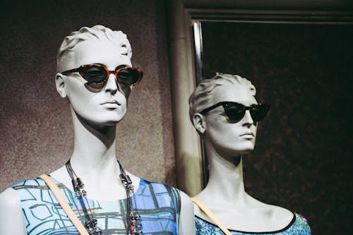 Zwei Weibliche Schaufensterpuppen Mit Sonnenbrille