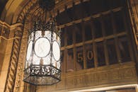 一盏老式枝形吊灯悬挂于华丽的室内，展现出错综复杂的建筑细节