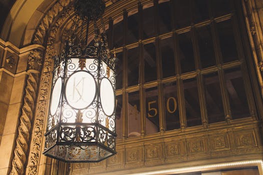 一盏老式枝形吊灯悬挂于华丽的室内，展现出错综复杂的建筑细节