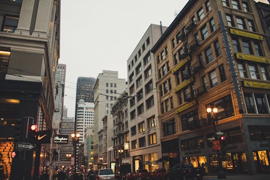 充满活力的城市场景，展现了现代与经典建筑以及繁华的街道