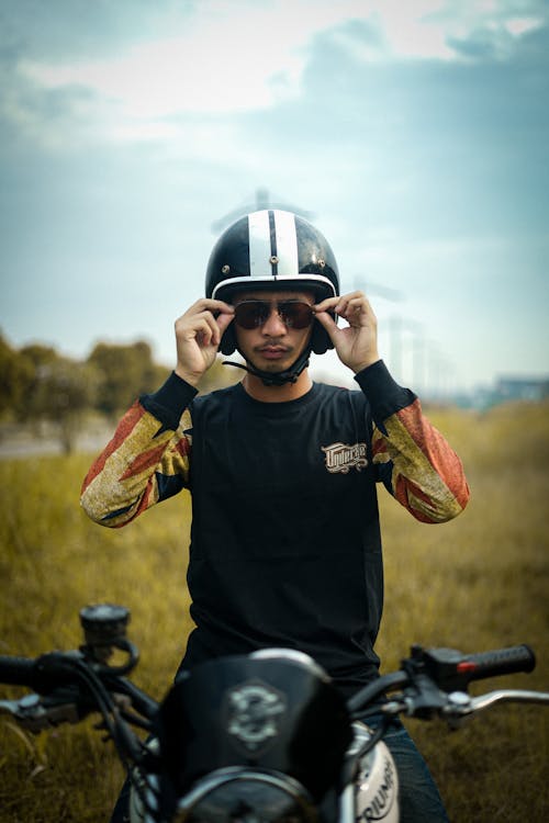 Foto profissional grátis de andar a cavalo, camisa de manga longa, capacete