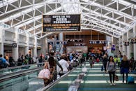 现代化的机场航站楼里，成群结队的旅客走过，洋溢着充满活力的旅行氛围