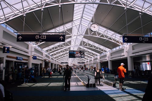 Kostenlos Menschen In Einem Terminal Flughafen Stock-Foto
