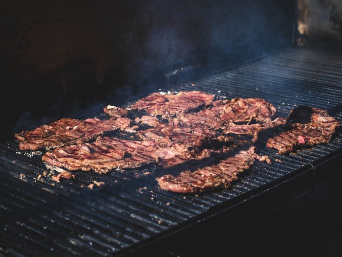 Corte de res asándose, base de nuestra machaca norteña