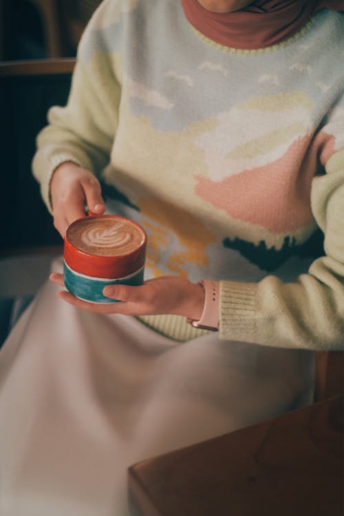 Immagine gratuita di arte del caffè, bevanda calda, maglione