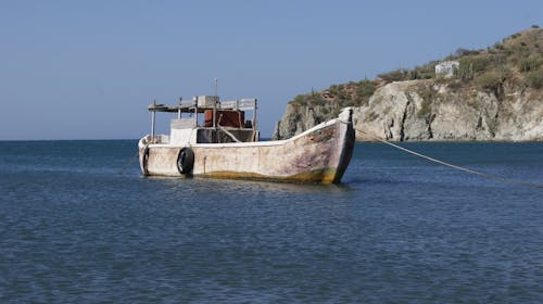 bağlanmış, balıkçı teknesi, deniz içeren Ücretsiz stok fotoğraf