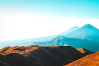 中爪哇省素克雷霍的山景令人惊叹，生动地展现了壮丽的风景