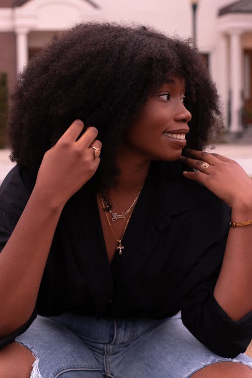 afrikalı-amerikalı kadın, afro saç, bukleli saç içeren Ücretsiz stok fotoğraf