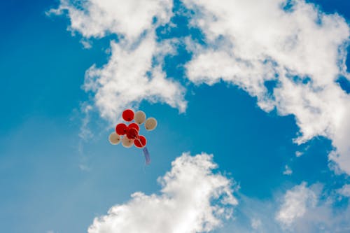 Kostenlos Rote Und Beige Luftballons Stock-Foto