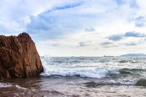 Onde Del Mare Che Si Infrangono Su Shore E Rock Island