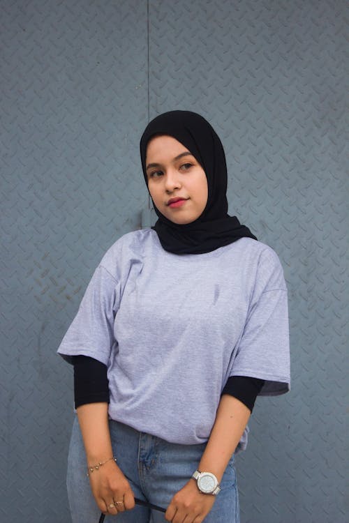 Gratis stockfoto met Aziatische vrouw, grijs shirt, hijab