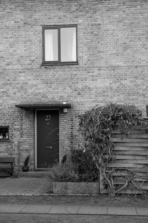 คลังภาพถ่ายฟรี ของ ขาวดำ, บ้านอิฐ, ประตูหน้า