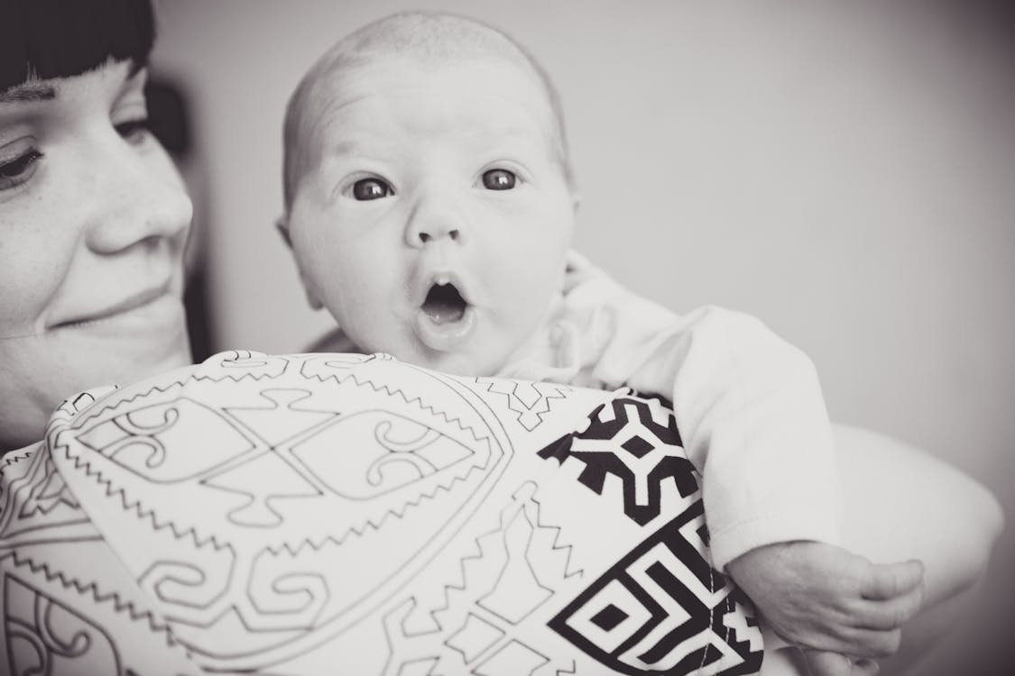 Foto d'estoc gratuïta de adorable, bebè, blanc i negre