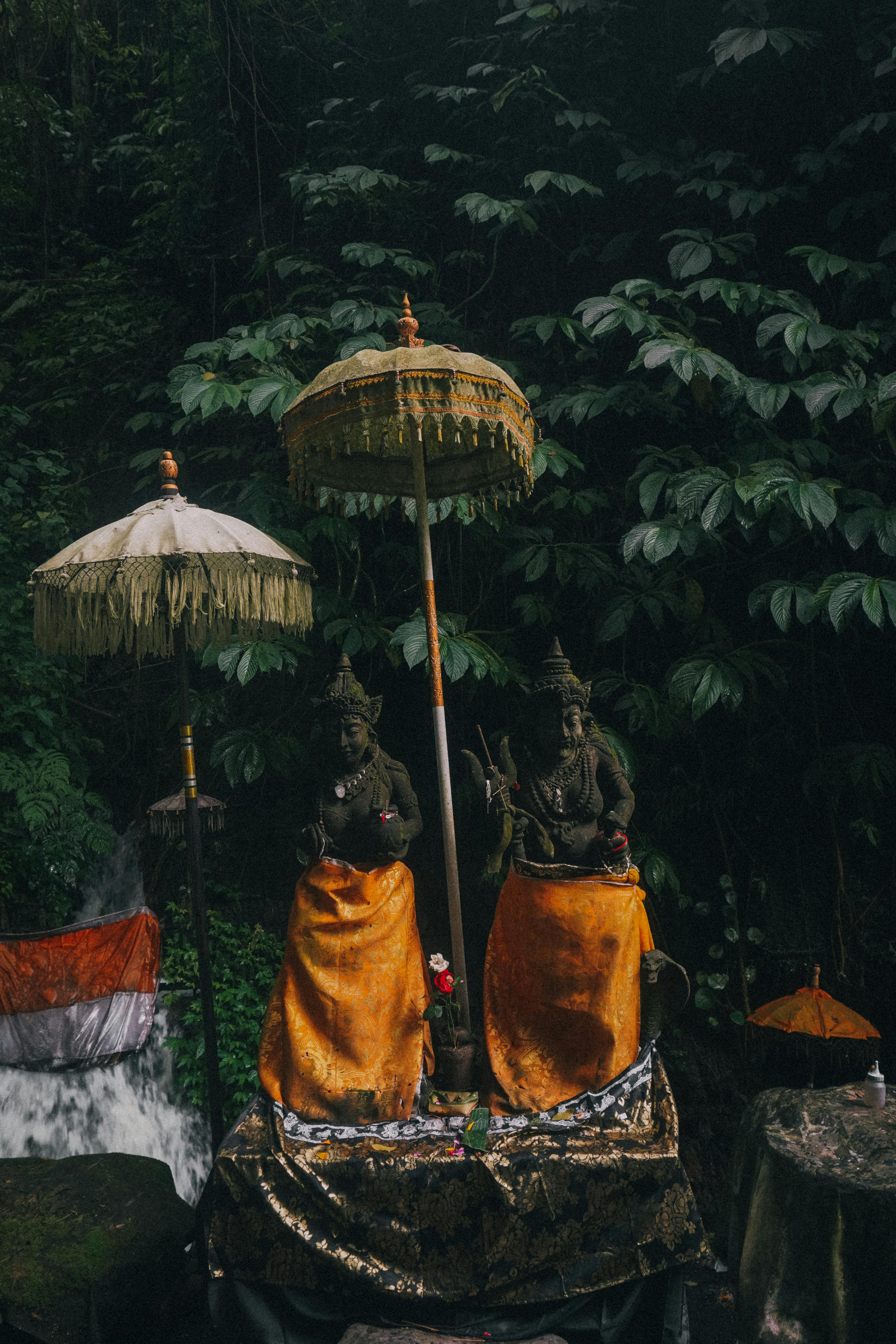Statues with Umbrellas · Free Stock Photo