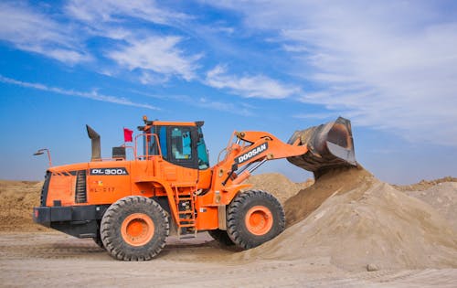 Orange Bagger Auf Brown Hill