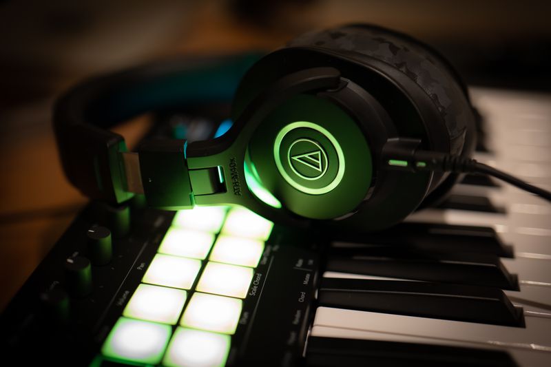 Auriculares sobre teclas de un teclado moderno