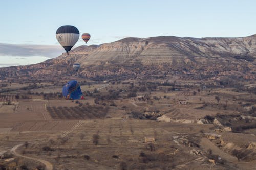Foto stok gratis balon udara panas, bidang, gunung